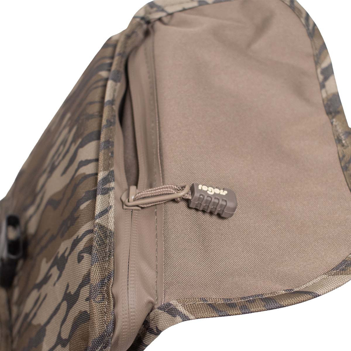 close up zipper image of Rogers Sporting Goods 54" Quick Dry Floating Shotgun Case.