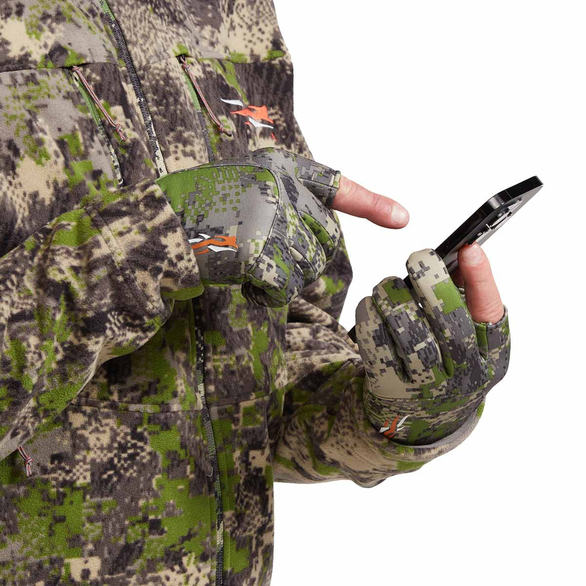 Sitka Fanatic Glove Model Image in Optifade Cover