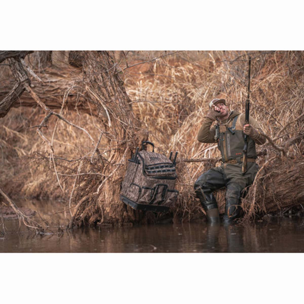Lucky Duck 4 Slot Motion Decoy Backpack Mossy Oak Bottomland Field Image