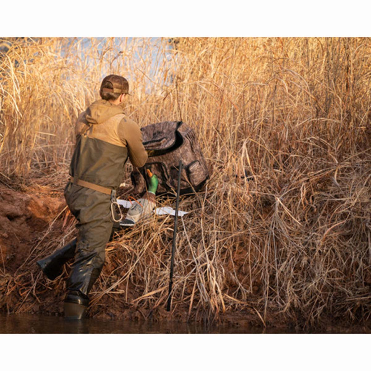 Lucky Duck 4 Slot Motion Decoy Backpack Mossy Oak Bottomland Field Image