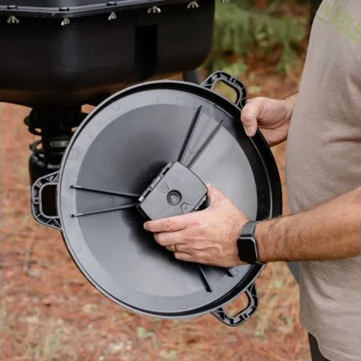 Connector image of the Moultrie 250 LB Deer Feeder Connected.