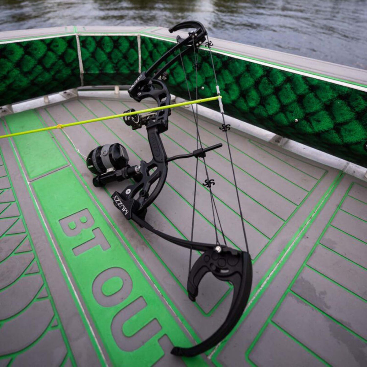 Muzzy Deviant Hybrid Lever-Cam Right-Hand Bowfishing Bow LIfestyle Image