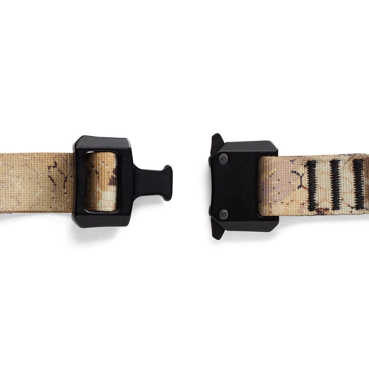 Sitka Quick-Release Dog Collar Quick-Release Buckle Image in Optifade Marsh